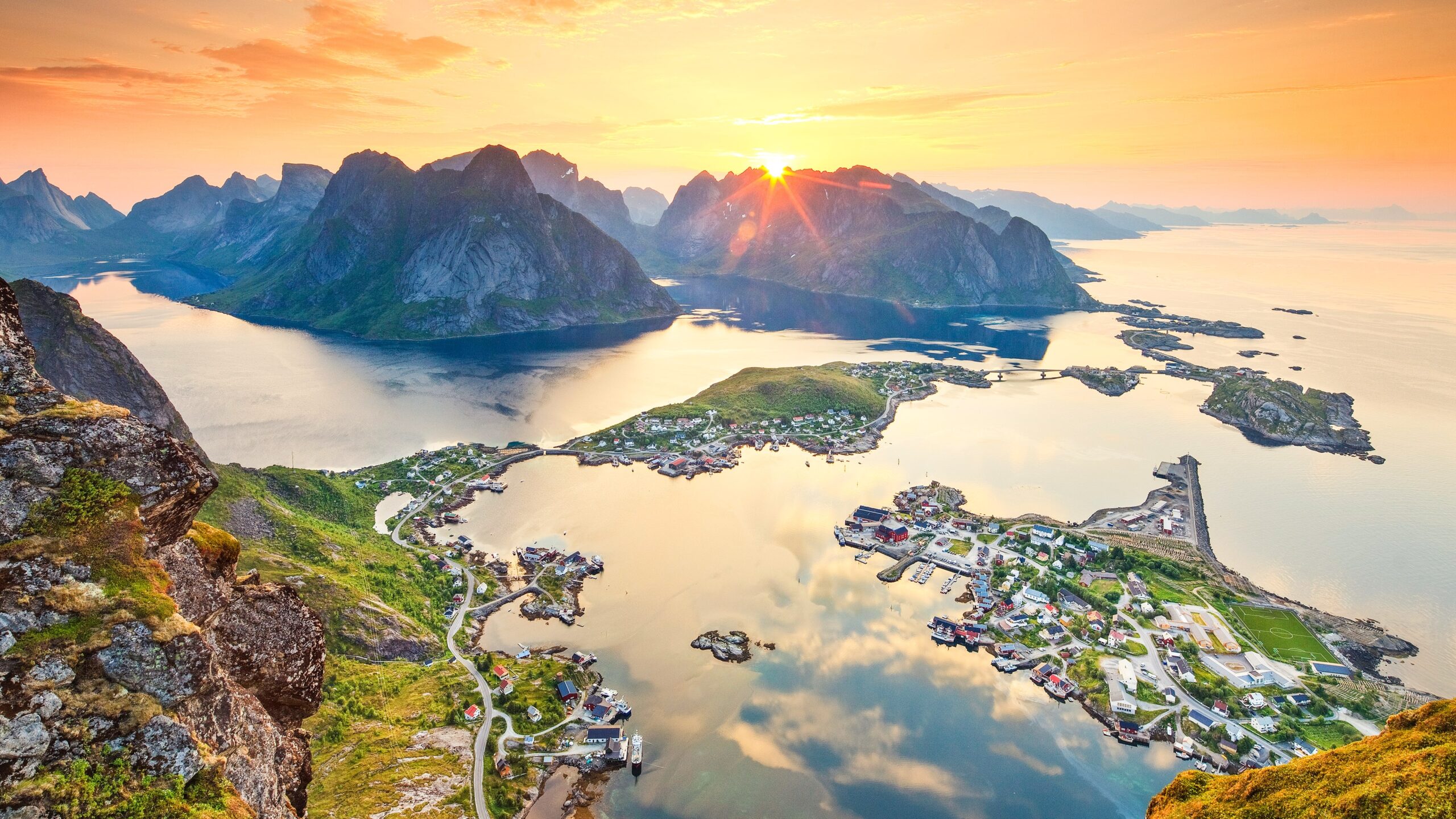 Lofoten_Islands_Mountains_Sunset
